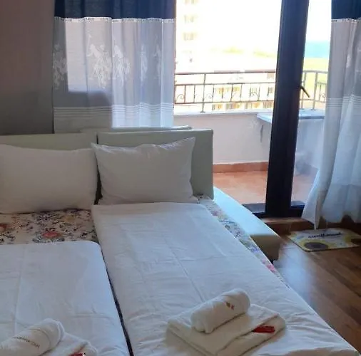 Art Marina Cape-private Host Appartamento Ravda